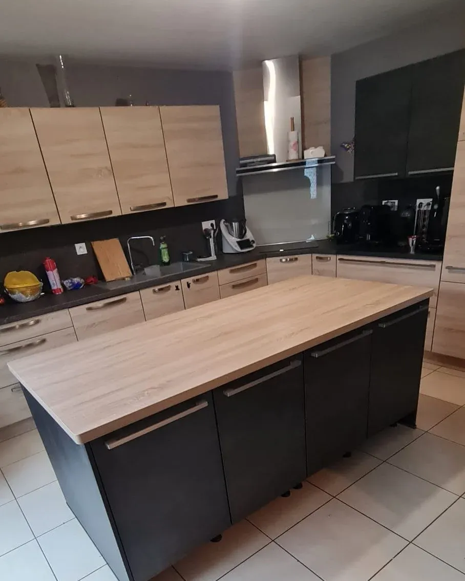 Cuisine équipée avec îlot central posée à Vire