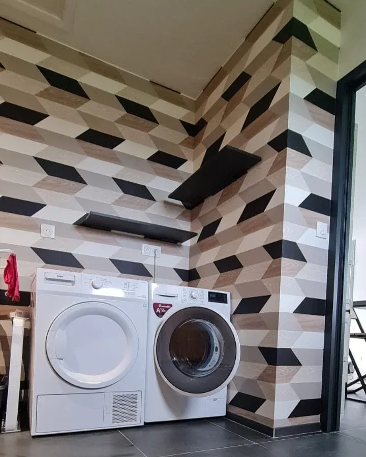 Papier peint à motif géométrique posé dans une arrière-cuisine