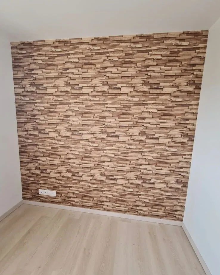 Papier peint effet parement dans un bureau à Vire