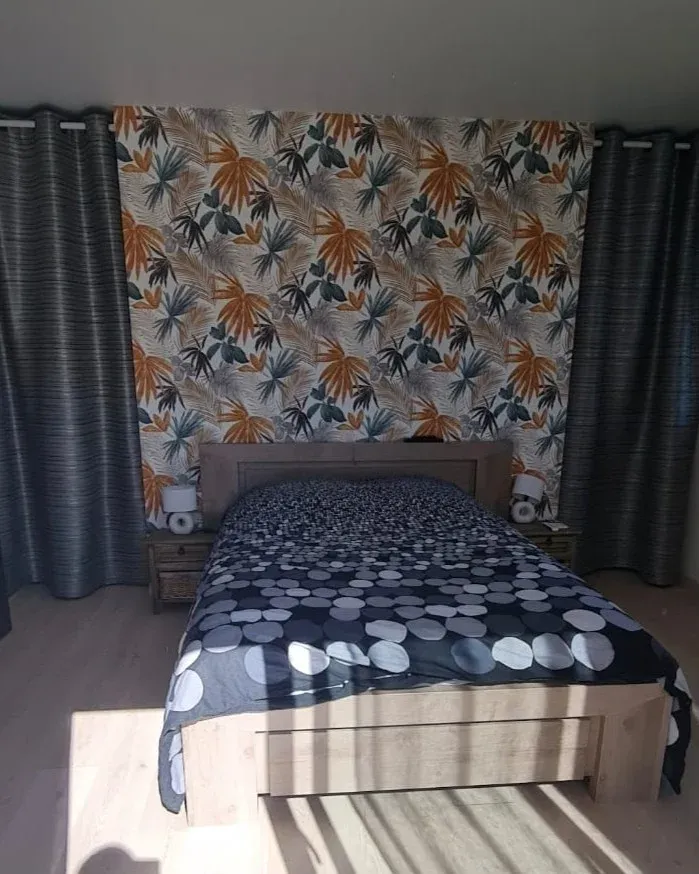 Papier peint à motif tropical posé en tête de lit