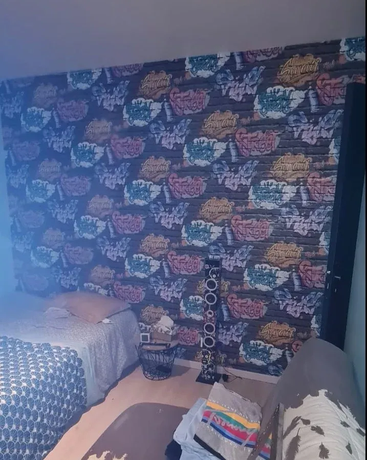 Papier peint graphique coloré dans une chambre d'adolescent à Vire
