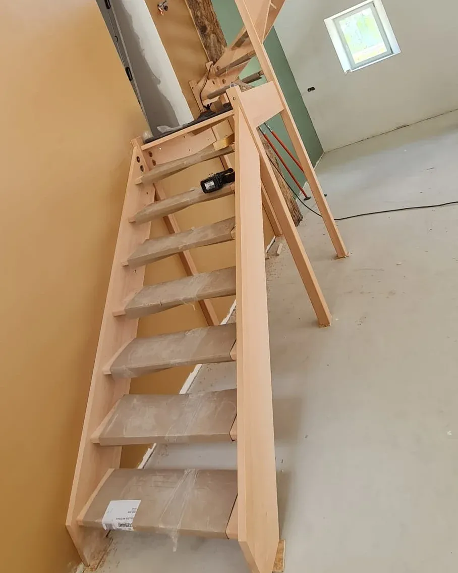 Escalier en bois en cours de pose à Vire Normandie