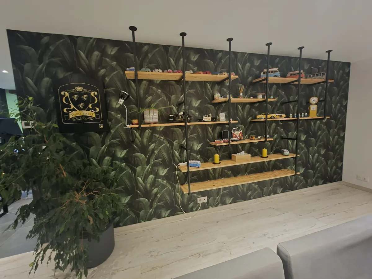 Revêtement mural à motif de feuillage posé dans un séjour à Vire
