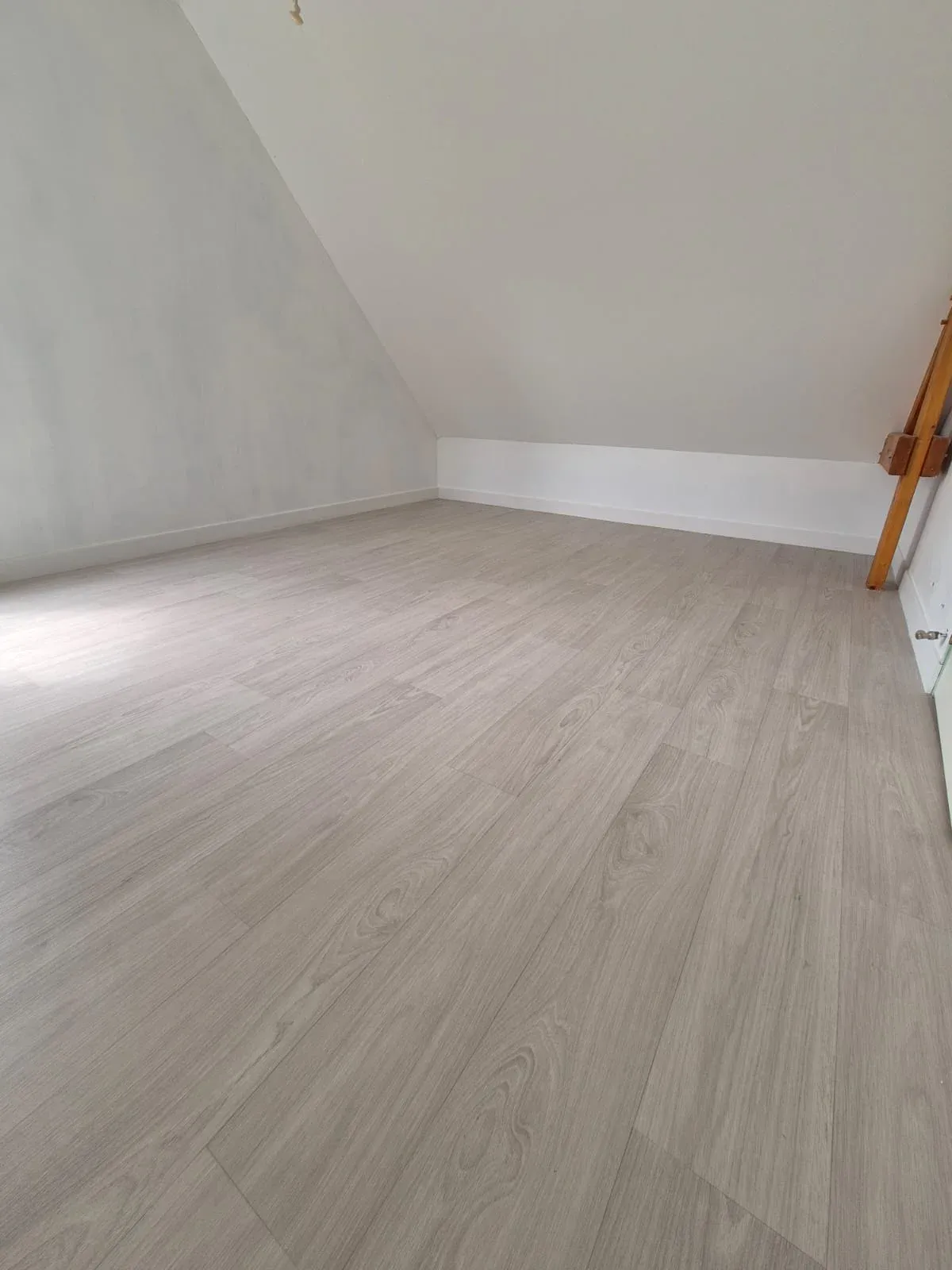 Revêtement de sol en lames PVC posé dans une chambre sous combles, Calvados