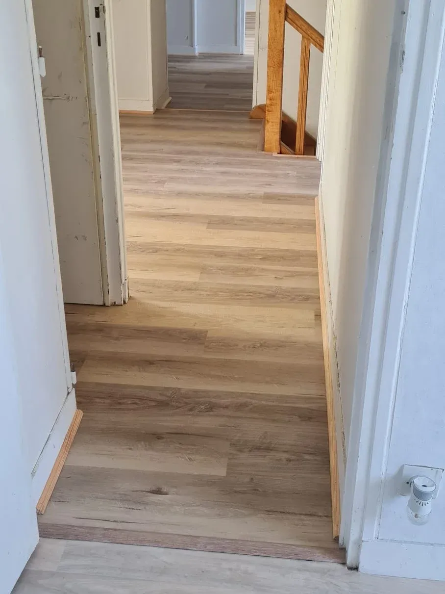Couloir après la pose de lames PVC par Les Peintres Virois