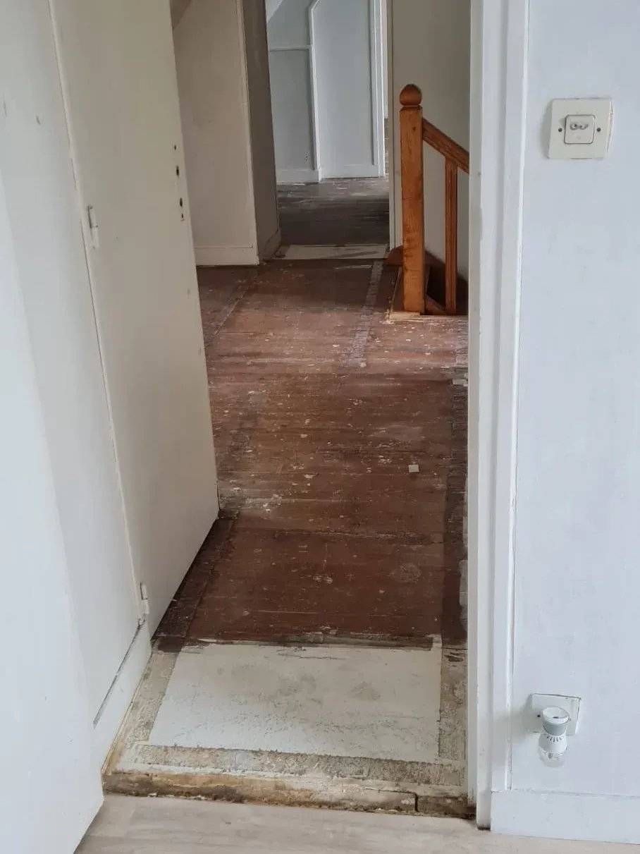 Couloir avant travaux, ancien revêtement de sol déposé