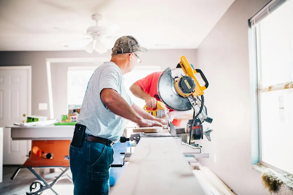 Chantier d'aménagement intérieur avec découpe de matériaux