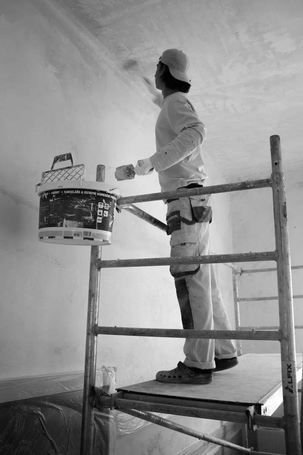 Peintre appliquant de la peinture au rouleau sur un mur