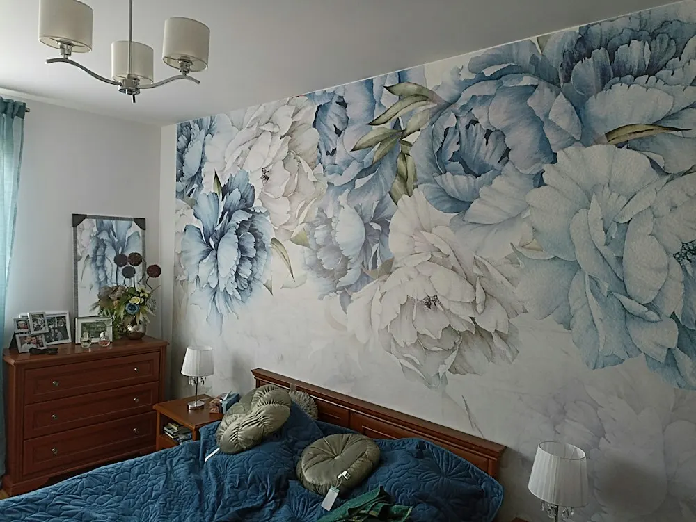 Chambre habillée d'un papier peint à motifs floraux